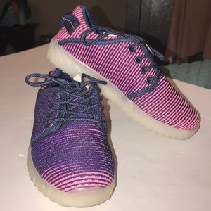 Girls sneakers; bottoms light up